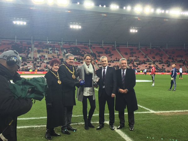 Jill Scott recibe un premio en reconocimiento a sus 100 partidos con Inglaterra | Foto: Sunderland
