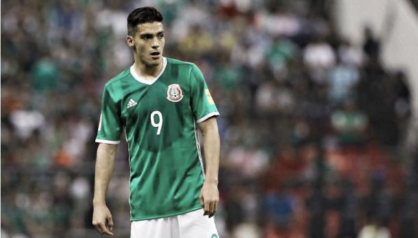 Raúl Jiménez, en un partido con México