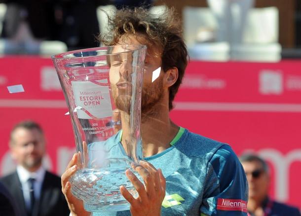 João Sousa kissing his trophy. (Photo byMillennium Estoril Open)