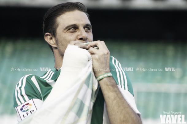 Joaquín besa el escudo de su camiseta visiblemente emocionado | Foto: Raúl Pajares (Vavel)