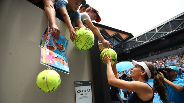 Konta gives her autograph to her fans after the win | Photo: Clive Brunskill/Getty Images AsiaPac