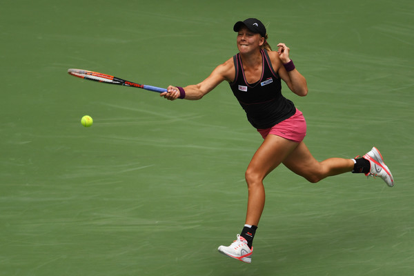 Johanna Larsson hits a forehand during her third-round match against Serena Williams at the 2016 U.S. Open. | Photo: Mike Hewitt/Getty Images North America