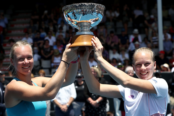 Johanna Larsson and Kiki Bertens pose along with their trophy in Auckland | Photo: Phil Walter/Getty Images AsiaPac