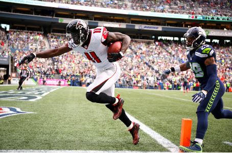 Julio Jones scores the first of three touchdowns for the Atlanta Falcons in the third quarter | Source: Otto Greule, Jr. - Getty Images 