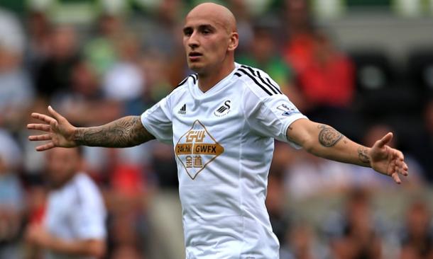 Jonjo Shelvey is back available for Swansea this weekend after serving a suspension. (Photo: Guardian)