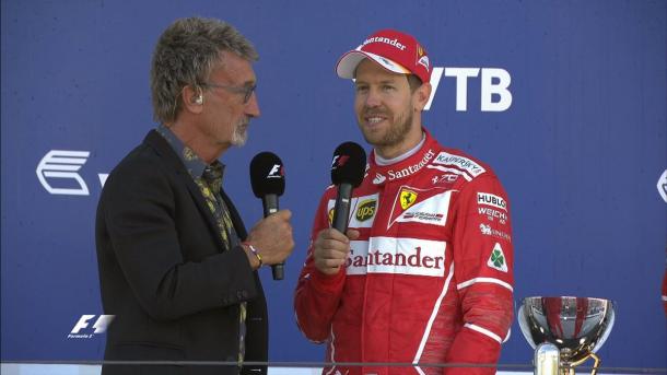 Ao lado do ex-chefe de equipe e comentarista Eddie Jordan, Vettel comenta o segundo lugar em Sochi (Foto: DivulgaçãoF1)