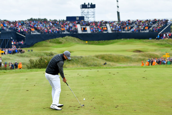 Spieth hits his tee shot off of the 14th hole, which eventually led to his fourth birdie of the round/Photo: Stuart Franklin/Getty Images Rurope