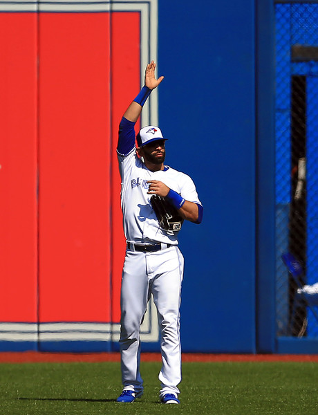 José Bautista waves to the crowd before the game. | Photo: Vaughn Ridley/Getty Images