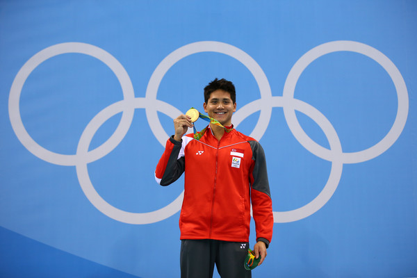 Joseph Schooling poses with his gold medal after winning the men’s 100m butterfly final on Day 7 of the Rio 2016 Olympic Games. | Photo: Clive Rose/Getty Images South America