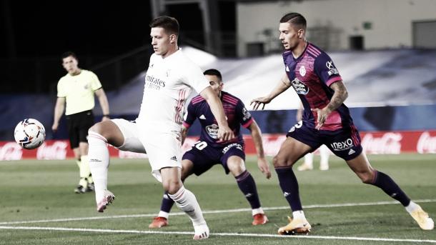 Jovic en busca del balón ante el Real Valladolid | Fuente: Twitter Real Madrid