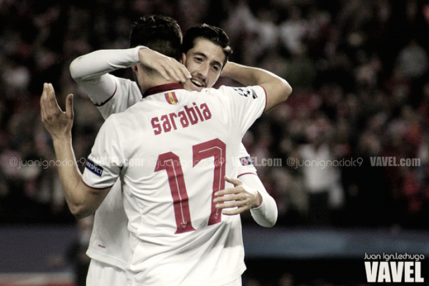 Celebrando un gol en el Sevilla con su compañero Escudero / Foto: Juan Ign. Lechuga (VAVEL)