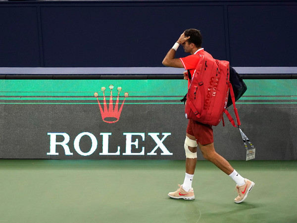 With his right knee heavily taped, del Potro departs the court in Shanghai (Image source: Kevin Lee/Getty Images AsiaPac)