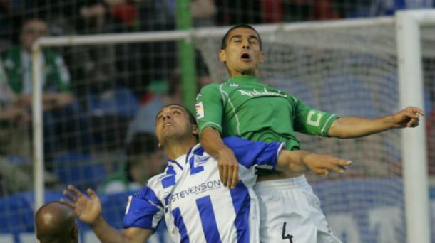 Pugnando por un balón, en un enfrentamiento entre Betis y Alavés. Fuente: VAVEL.COM