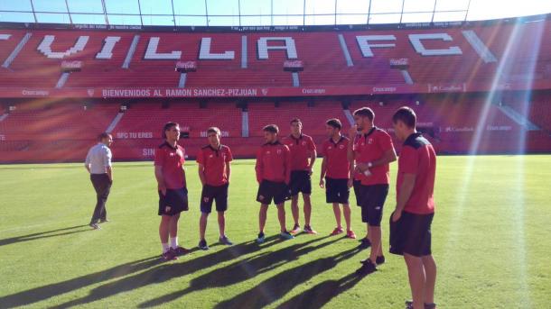 Jugadores del Sevilla Atlético sobre el césped del Pizjuán | Foto: Sevilla Atlético