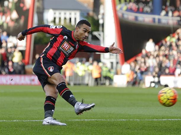 Stanislas lanza a puerta en un partido con la camiseta de los cherries | Foto: Bournemouth
