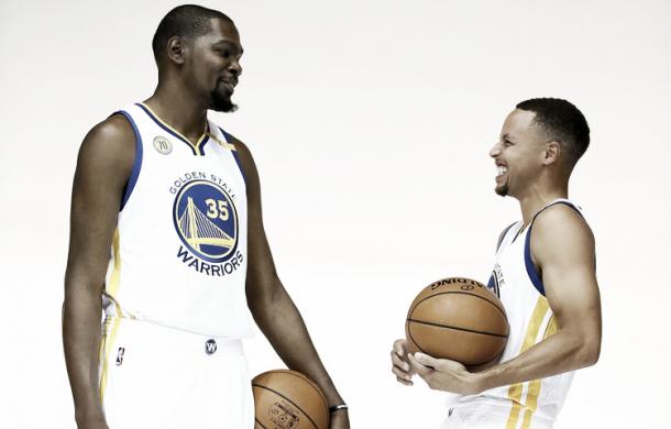 Durant y Curry se divierten en el Media Day. | Foto: NBA