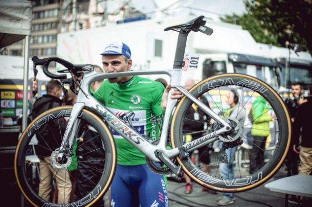 Kittel con su maillot verde y su bicicleta | Fuente: Thomas Maheux - ASO