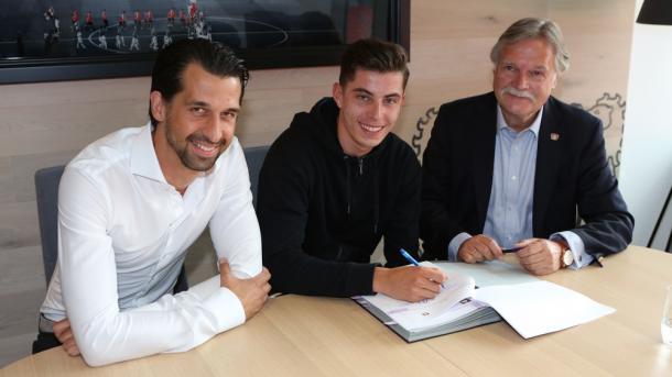 Havertz, centre, with Michael Schade and Jonas Boldt. | Photo: Bayer Leverkusen.