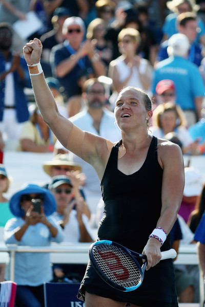 Kaia Kanepi applauds the crowd after the match | Photo: Al Bello/Getty Images North America