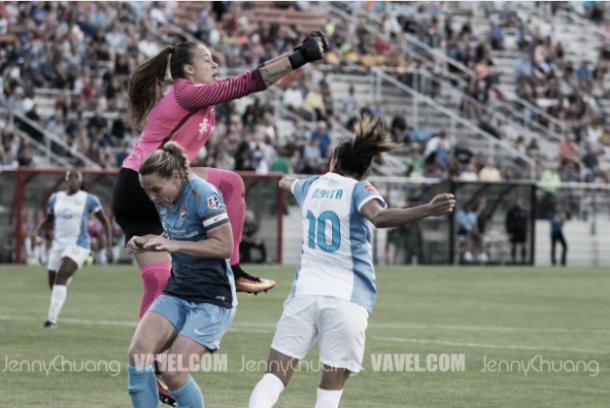 Kailen Sheridan (pink shirt) preserved Sky Blue's shutout (Source: VAVEL - Jenny Chuang)