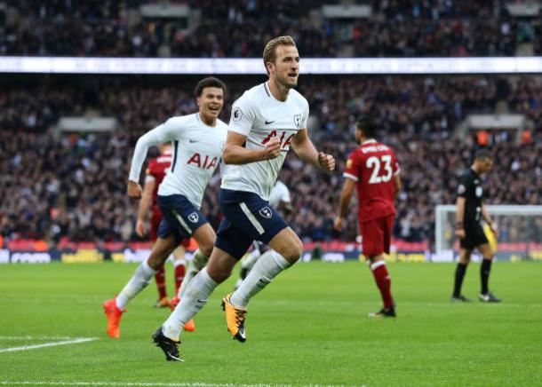 Kane fez dois e Tottenham bateu Liverpool no primeiro turno (Foto: Mark Kerton/Action Plus via Getty Images)
