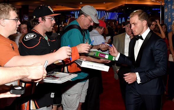 Patrick Kane signing autographs for fans at the 2016 NHL Awards show | Ethan Miller - Getty Images