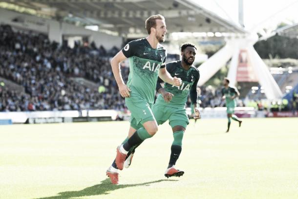 Capitão inglês comemora segundo gol ao lado de Danny Rose. (Reprodução/Twitter@SpursOfficial)