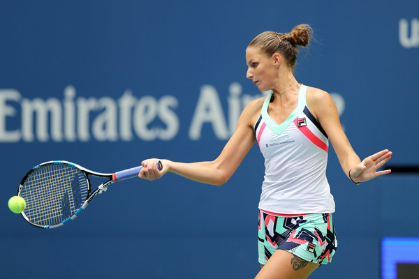 Karolina Pliskova hits a forehand against Magda Linette | Photo: Elsa/Getty Images North America