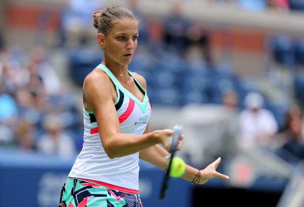 Karolina Pliskova hits a forehand against Zhang Shuai | Photo: Richard Heathcote/Getty Images North America