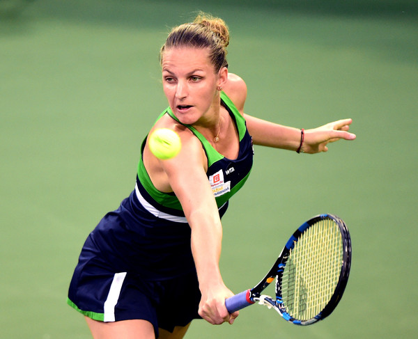 Karolina Pliskova reaches for a backhand | Photo: Harry How/Getty Images North America