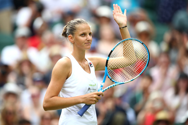 Karolina Pliskova applauds the crowd after earning the 6-3, 6-3 win | Photo: Clive Mason/Getty Images Europe