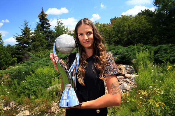 Karolina Pliskova poses along with her world number one trophy in Toronto | Photo: Vaughn Ridley/Getty Images North America