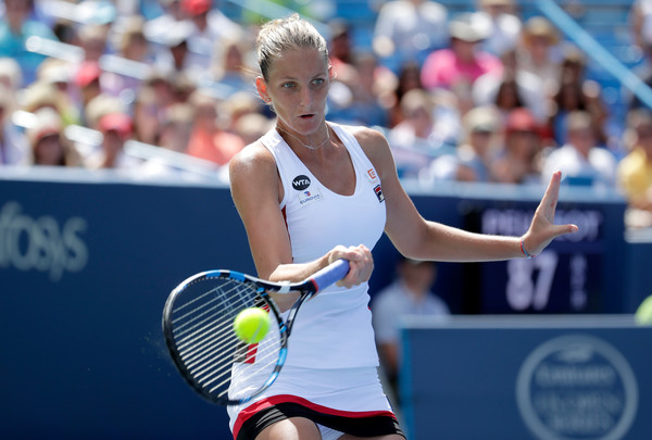 Karolina Pliskova hits a forehand against Angelique Kerber during the final of the 2016 Western & Southern Open. | Photo: Andy Lyons/Getty Images North America