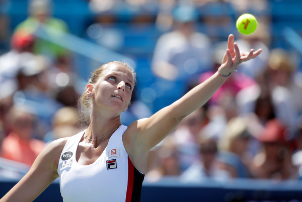 Karolina Pliskova tosses the ball in preparation to serve to Angelique Kerber during the final of the 2016 Western & Southern Open. | Photo: Andy Lyons/Getty Images North America