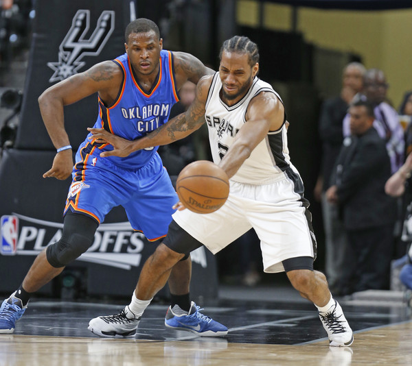 Kawhi Leonard posts up Kevin Durant. Mandatory Credit: Ronald Cortes/Getty Images North America