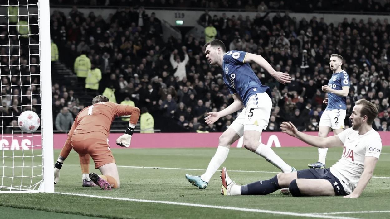 Michael Keane no pudo evitar marcar en propia puerta. Foto: Premier League.