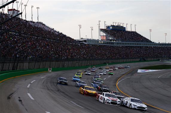 Keselowski races for the lead with Kyle Larson during last year's race. (Sean Gardner/NASCAR Via Getty Images)