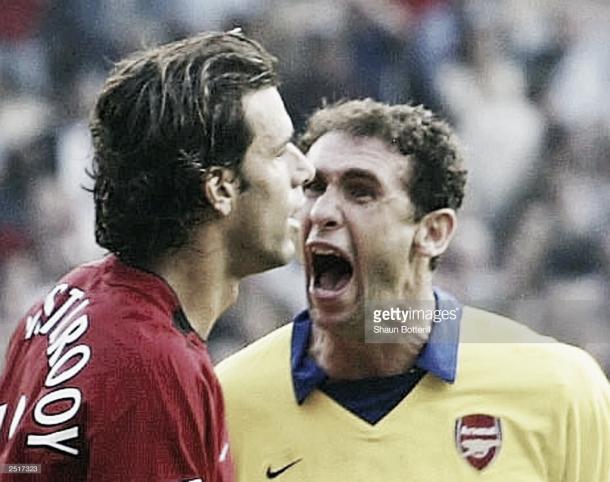 Martin Keown confronts Ruud van Nistelrooy (Photo: Shaun Botterill / Getty Images)