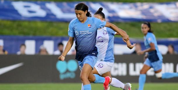 Sam Kerr driving forward for Sky Blue l Photo: Robyn McNeil/ isiphotos.com