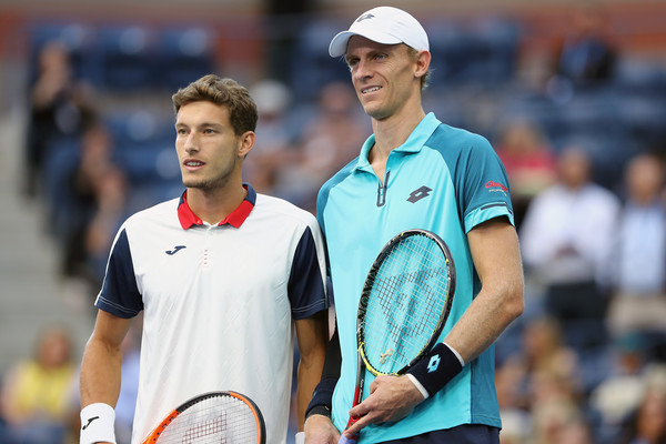 Both players meet at the net before the match | Photo: Elsa/Getty Images North America