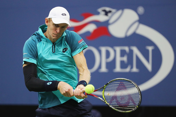 Kevin Anderson hits a backhand | Photo: Abbie Parr/Getty Images North America