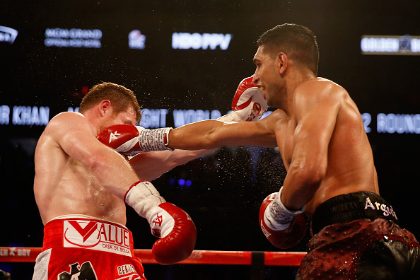 Amir Khan and Canelo Alvarez battling it out at the T-Mobile Arena in Las Vegas, Nevada. | Photo: Christian Petersen/Getty Images