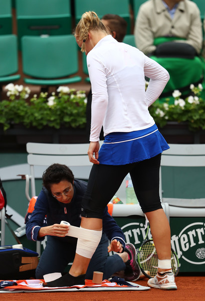 Kiki Bertens' calf gets treated at Roland Garros. Photo: Julian Finney/Getty Images