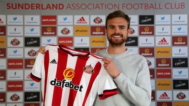 Jan Kirchhoff shows his delight at his transfer. (Photo: Sunderland AFC)