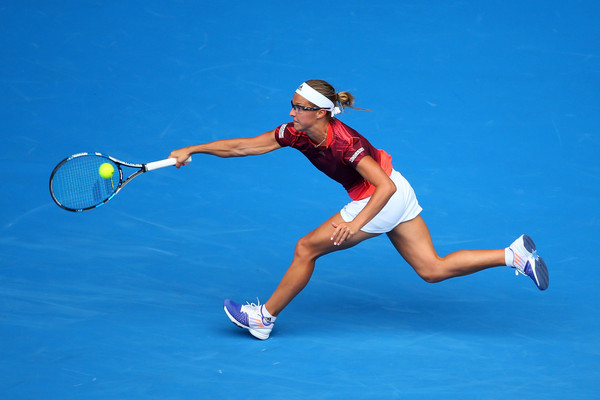 Kirsten Flipkens hits a forehand on the run. Photo: Quinn Rooney/Getty Images 