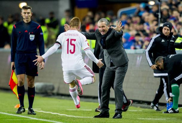 Laszlo Kleinheisler celebrates his play-off goal with his manager. (Source: HungaryToday)