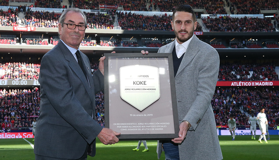 Koke, recibiendo el homenaje por sus 400 partidos. | Foto: Atlético de Madrid