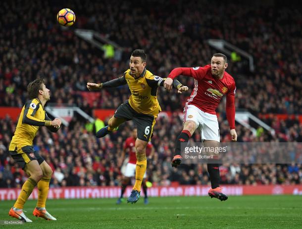 Laurent Koscielny battles with Wayne Rooney. | Photo: Getty Images/Shaun Botterill