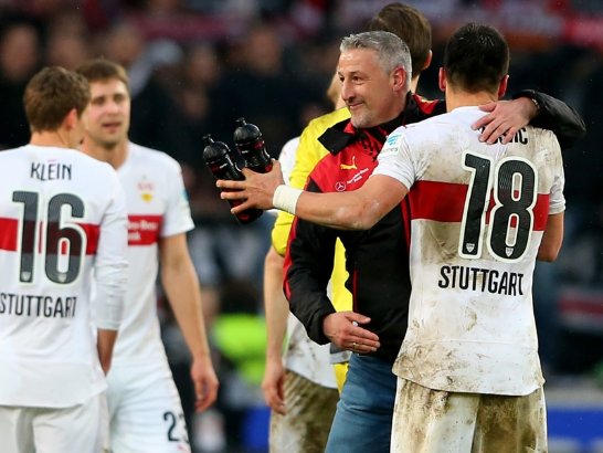 Krammy y Kostic celebran la victoria, una más para el Stuttgart. (Foto Getty Images)