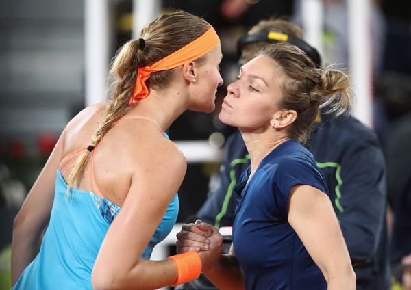 Simona Halep and Kristina Mladenovic meet at the net for a warm embrace after the final | Photo: Julian Finney/Getty Images Europe